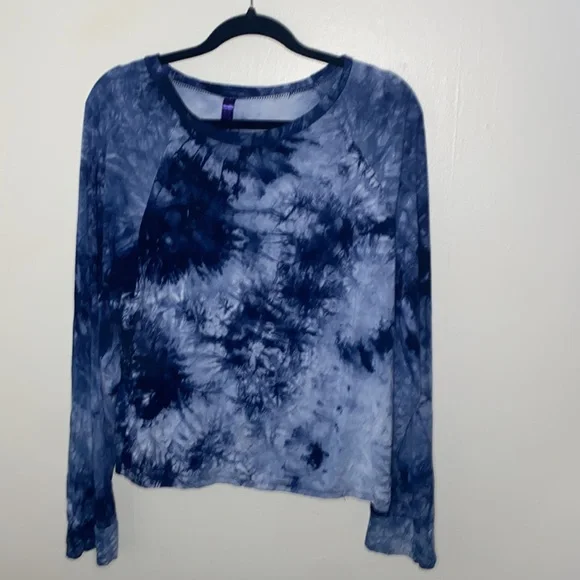 🪿Adorable shades of blue tie-dyed patterned long sleeved top! - Picture 2 of 6